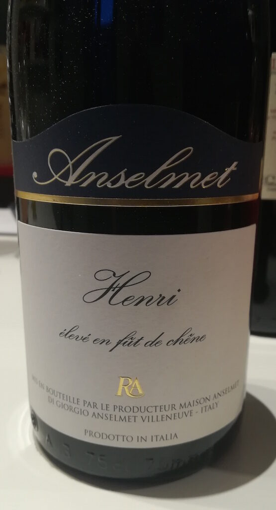 Degustazione del vino Maison Anselmet Henri Syrah 2015, rosso della Valle d'Aosta di uvaggio internazionale ma terroir montano e peculiare.