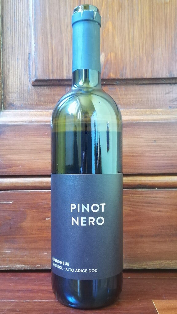 Recensione del vino Erste+Neue Pinot Nero 2018, prodotto giovane della cantina del Trentino Alto Adige, ottimo esempio di Pinot Nero vivace e fresco.