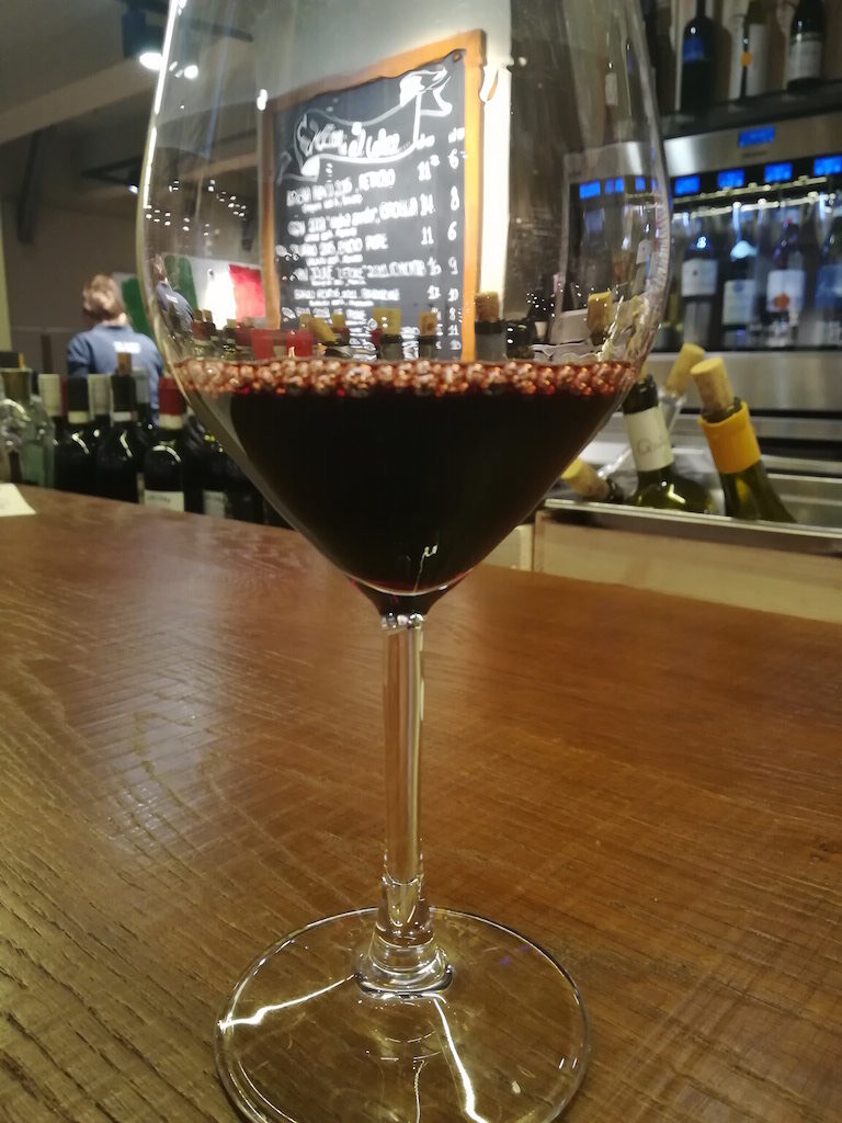 Report della mia visita presso Eataly Torino Lingotto, una grande enoteca sotterranea abbinata a un piccolo bistrò con molte etichette di vino disponibili.