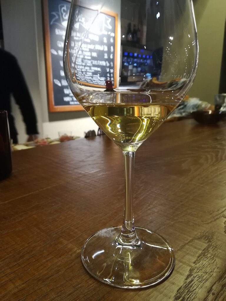 Report della mia visita presso Eataly Torino Lingotto, una grande enoteca sotterranea abbinata a un piccolo bistrò con molte etichette di vino disponibili.