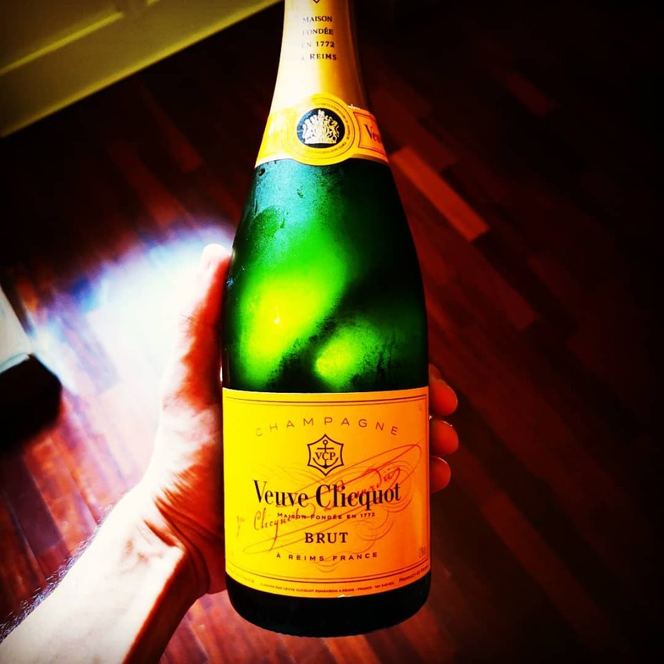 VEUVE CLICQUOT BRUT YELLOW LABEL