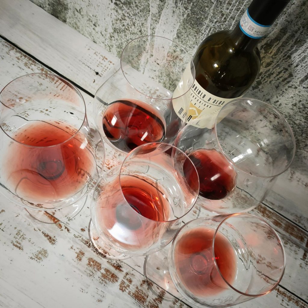 Quali sono i migliori calici per il vino? Scopriamolo insieme confrontando cinque calici differenti per forma, dimensione e prezzo.