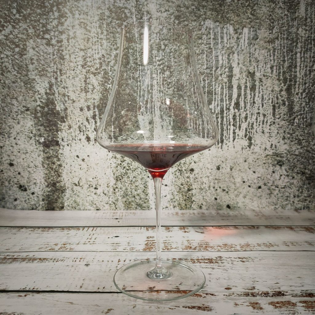Quali sono i migliori calici per il vino? Scopriamolo insieme confrontando cinque calici differenti per forma, dimensione e prezzo.