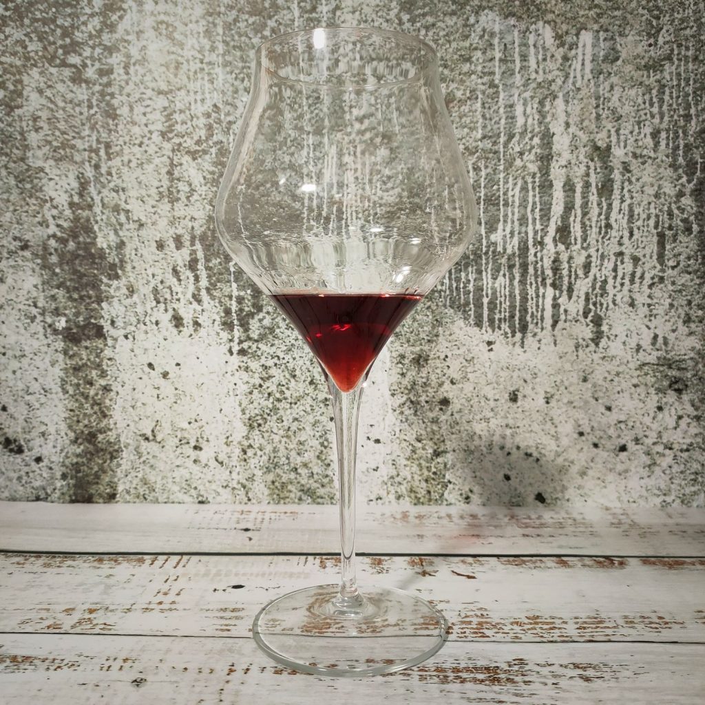 Quali sono i migliori calici per il vino? Scopriamolo insieme confrontando cinque calici differenti per forma, dimensione e prezzo.