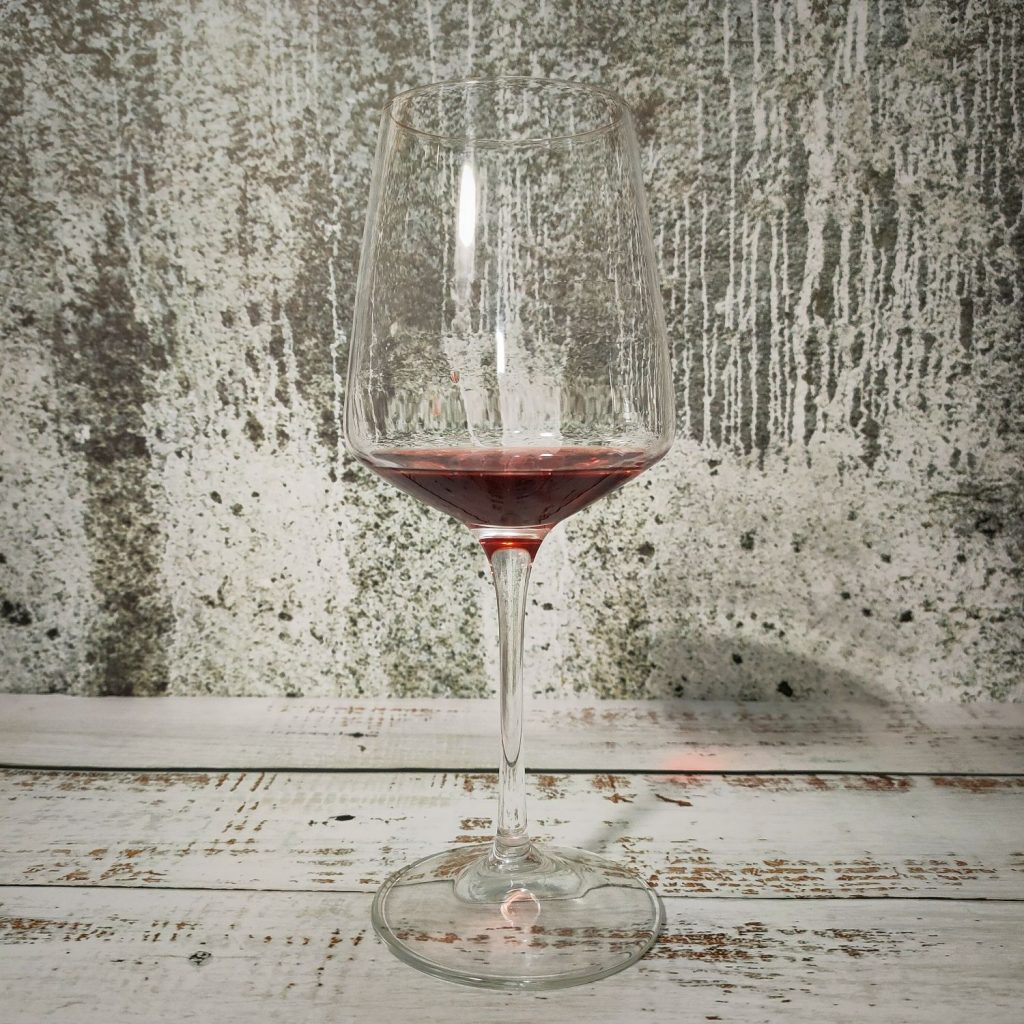 Quali sono i migliori calici per il vino? Scopriamolo insieme confrontando cinque calici differenti per forma, dimensione e prezzo.