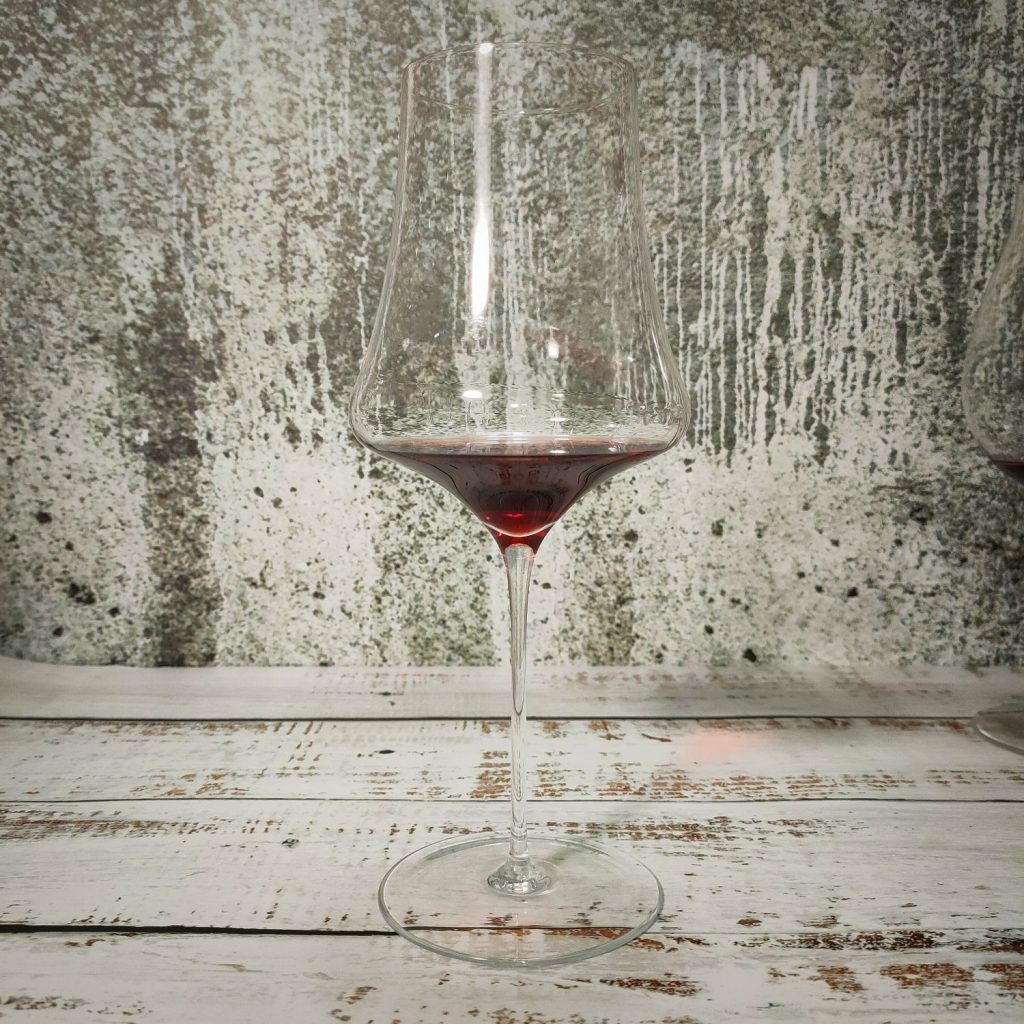 Quali sono i migliori calici per il vino? Scopriamolo insieme confrontando cinque calici differenti per forma, dimensione e prezzo.